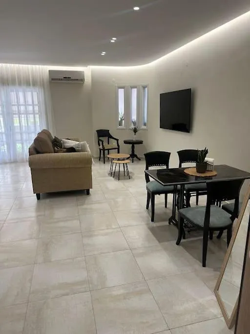Eclectic Apartment Near Downtown Candia 0*,